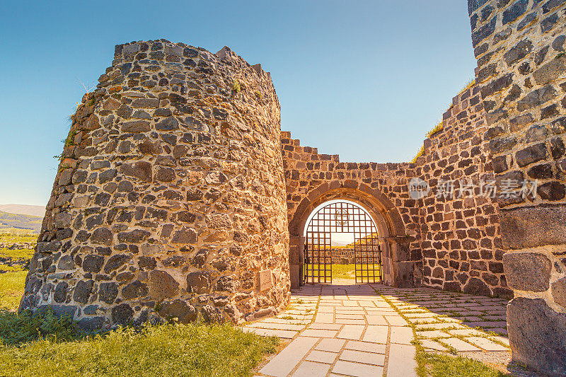 入口大门的废墟要塞和古老的定居点- Lori Berd。亚美尼亚的旅游和历史景点